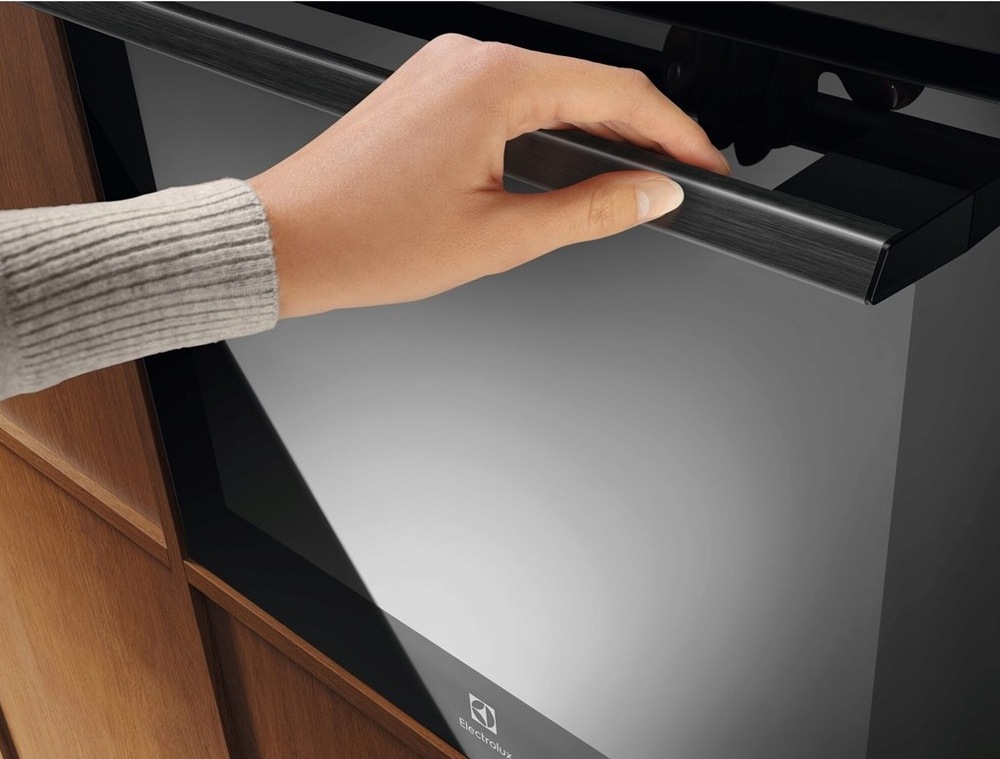 Trouba Electrolux série 500 LOD8C39Z černá Electrolux LOD8C39Z tlumené zavírání dvířek