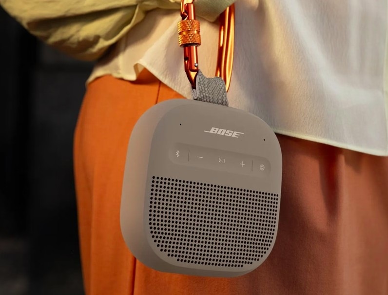 Přenosný reproduktor Bose SoundLink Micro 2nd Gen zavěšený na poutku