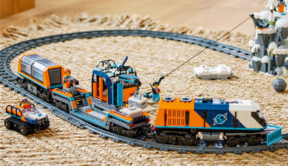 Stavebnice LEGO® City 60470 Polární expres pro průzkumníky Arktidy Padající kamení, horský tunel a lanová dráha přinášejí do arktické expedice nečekané překážky.