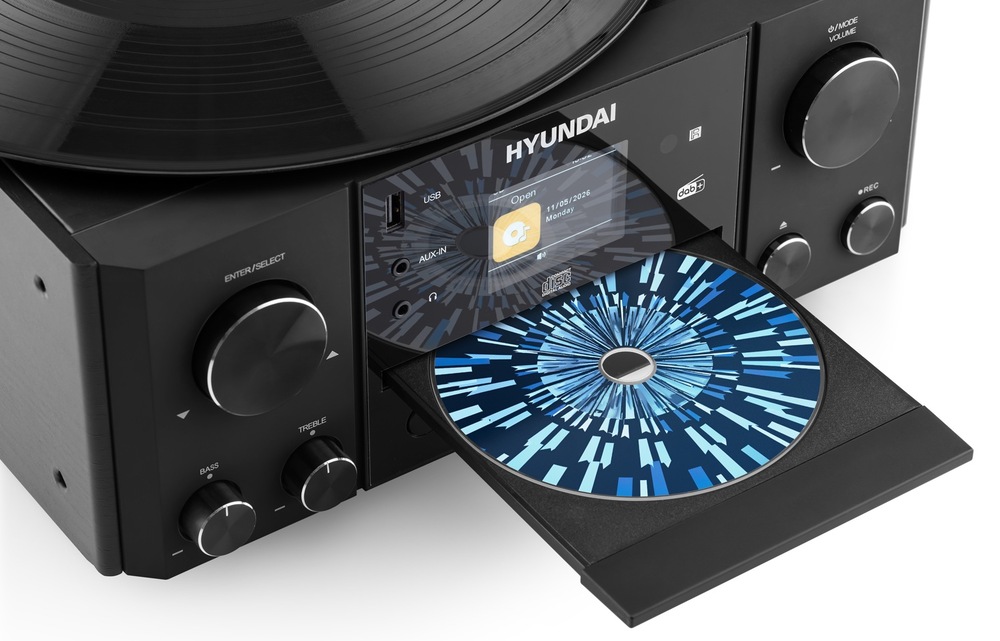 Detail mikrosystému Hyundai s vysunutou mechanikou CD přehrávače a vloženým diskem, s pohledem na gramofon nahoře