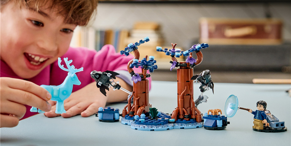 Stavebnice LEGO® Harry Potter™ 76475 Zapovězený les: Expecto Patronum Součástí stavebnice jsou Harry Potter, Sirius Black, dva mozkomorové a sběratelská figurka jelenního Patrona.