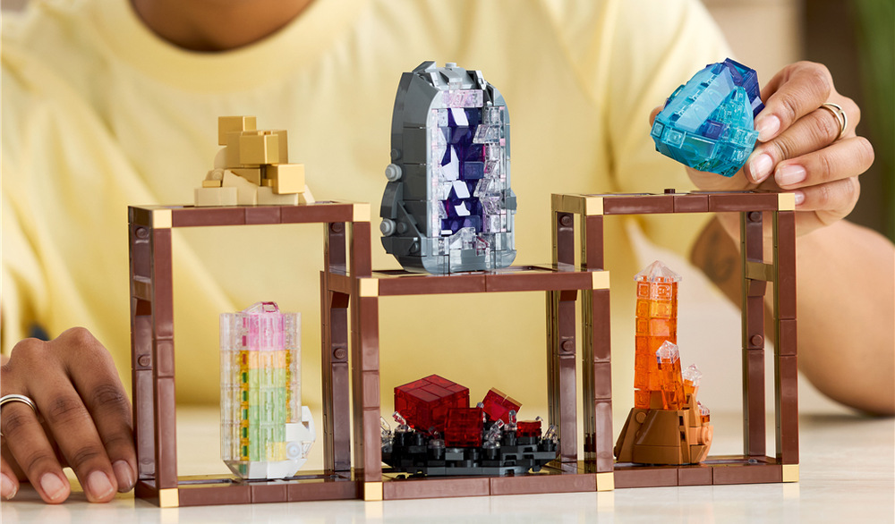 Stavebnice LEGO® Ideas 21362 Sbírka minerálů Průhledné prvky zvýrazňují strukturu minerálů a vytvářejí dekoraci, jejíž vzhled mění dopadající světlo.