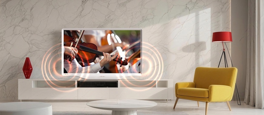 Designová televize Hisense 32S5Q v moderním interiéru se zobrazením houslí a vizualizací prostorového zvuku z reproduktorů