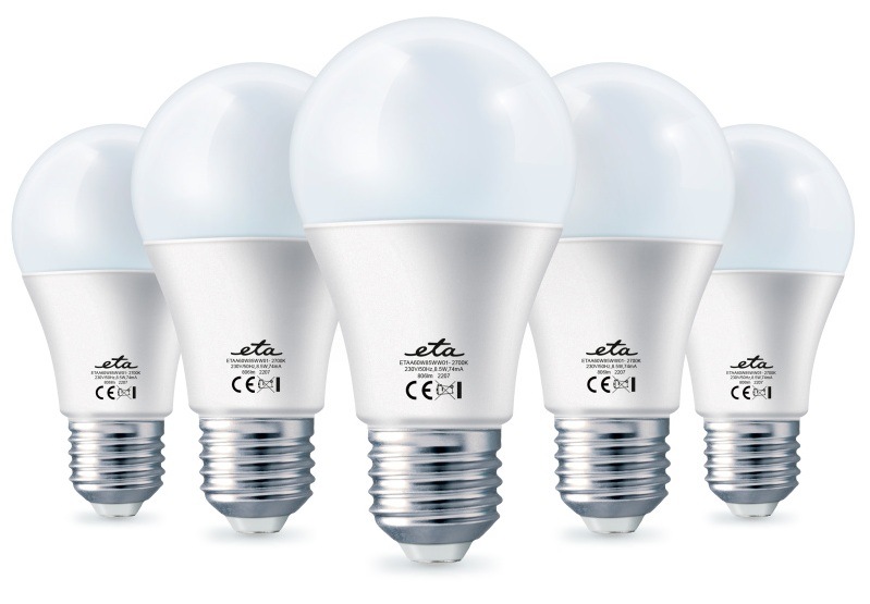 Sada 5 ks 8,5W LED žárovek ETA s paticí E27 na bílém pozadí