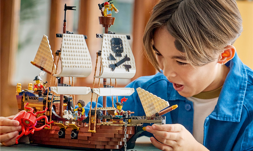Stavebnice LEGO® Creator 3 v 1 31387 Kultovní pirátská loď Čtyři piráti a kostlivec s různými doplňky umožní dětem vymýšlet vlastní námořní příběhy a bitvy.
