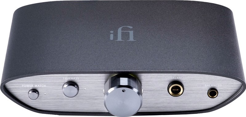 Čelní pohled na iFi ZEN DAC V2 s ovladačem hlasitosti, tlačítky a dvěma sluchátkovými výstupy.