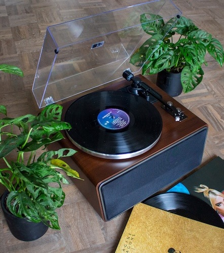 Gramofon Lenco LS-470WA černý/hnědý Gramofon nabízí silný a vyvážený zvuk, ať už si pustíte oblíbenou desku, nebo se připojíte přes Bluetooth k vašemu telefonu nebo tabletu.
