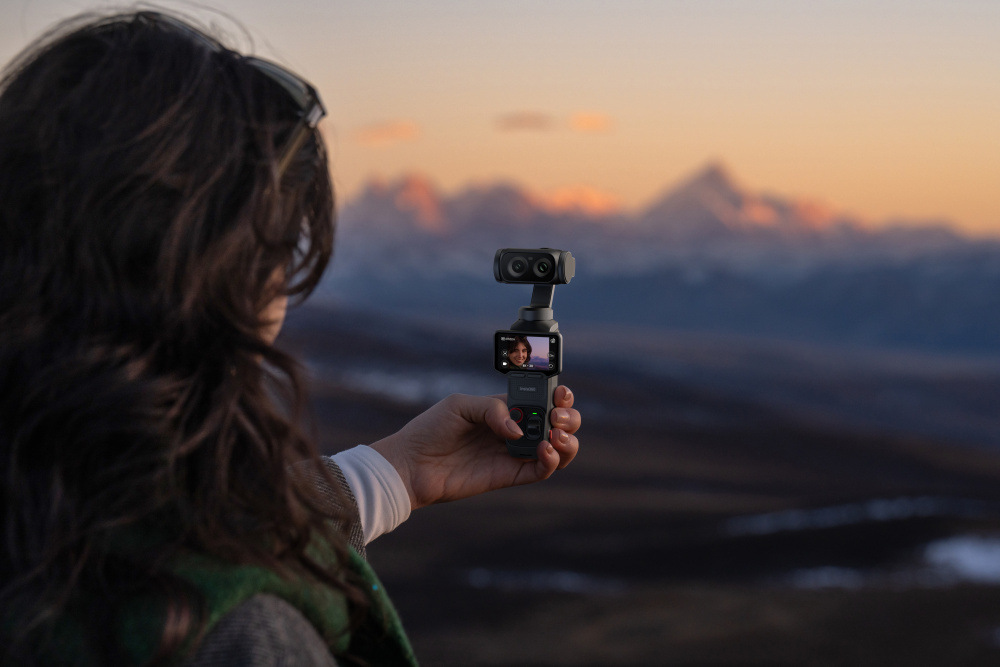 Outdoorová kamera Insta360 Luna Ultra Creator Bundle černá Insta360 Luna Ultra je unikátní 2" dotykovým odnímatelným displejem