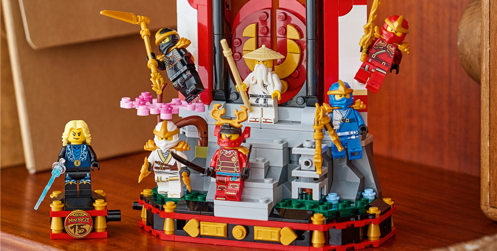 Stavebnice LEGO® NINJAGO® 71866 Výstavka nindžů: 15 let NINJAGO Osm minifigurek LEGO z první řady umožní rozehrát známé scény i vymýšlet vlastní nindžovská dobrodružství.