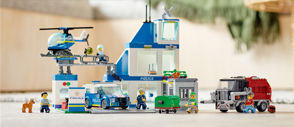 Stavebnice LEGO® City 60316 Policejní stanice Policejní stanici lze pomocí silnic propojit s dalšími stavebnicemi LEGO City a vytvořit vlastní rušné město.