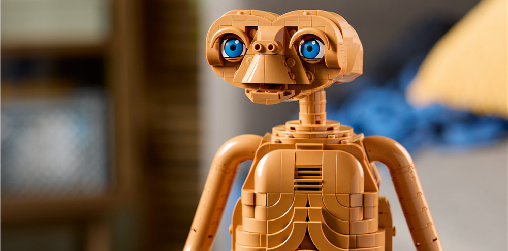 Stavebnice LEGO® Ideas 21370 E.T. the Extra-Terrestrial Pohyblivé části, slunečnice a známé filmové motivy umožní vystavit E.T. pokaždé jinak.