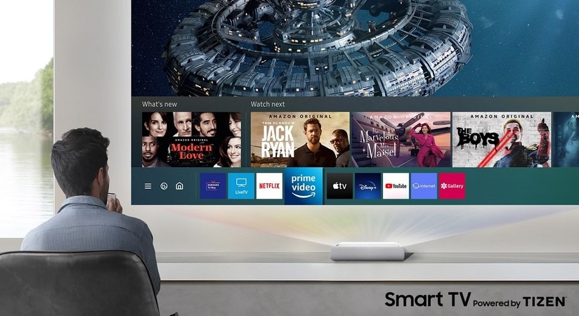 Laser TV Samsung SP-LSP9T promítající domovskou stránku se streamovacími aplikacemi