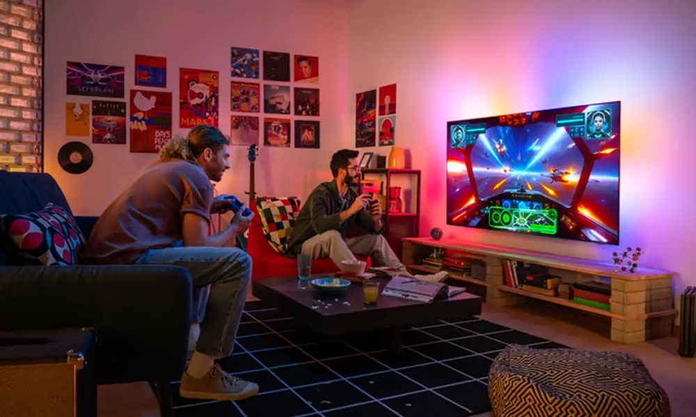 Televize Philips 65OLED801 Obrázek zachycuje skupinu přátel, kteří si užívají večer plný hraní her.