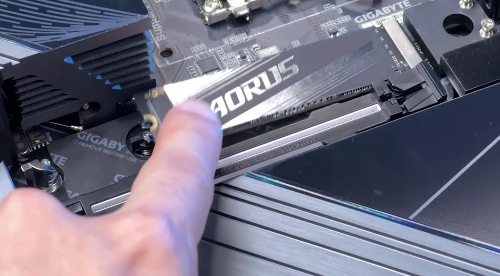 Základní deska GIGABYTE Z890M AORUS ELITE WIFI7 ICE Výhodou je u Gigabyte Z890M AORUS ELITE WIFI7 ICE také snadná stavba sestavy