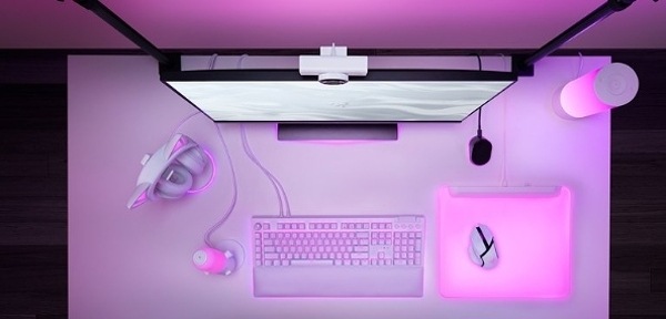Webkamera Razer Kiyo V2 X Quartz růžová Bílá webkamera nad monitorem v herním setupu