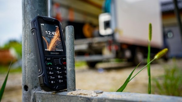 Mobilní telefon MaxCom MM918 L černý Na kovové konstrukci položený kompaktní telefon MaxCom Strong MM918 L