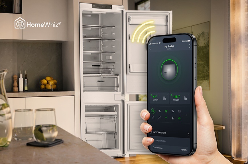 Detail obrázku chladničky s mobilním telefonem a aplikací HomeWhiz.
