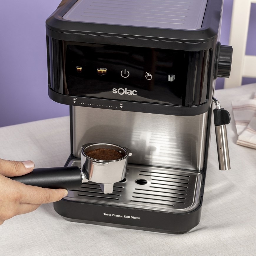 Pákový kávovar Solac CE4421 černý Nasazování portafilteru s mletou kávou do kávovaru Solac Taste Classic D20 Digital