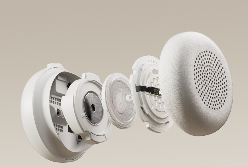 Explodovaný detail náušníku headsetu Logitech Zone Wired 2 zobrazující vrstvy polstrování a akustické prvky pro vyvážený zvuk a pohodlí