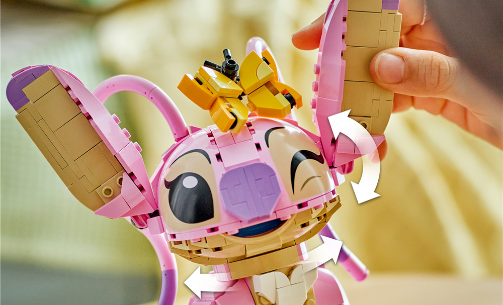 Stavebnice LEGO® │ Disney 43257 Andílek Pohyblivá hlava, uši a tykadla umožňují Andílkovi pokaždé vytvořit jinou pózu a výraz.