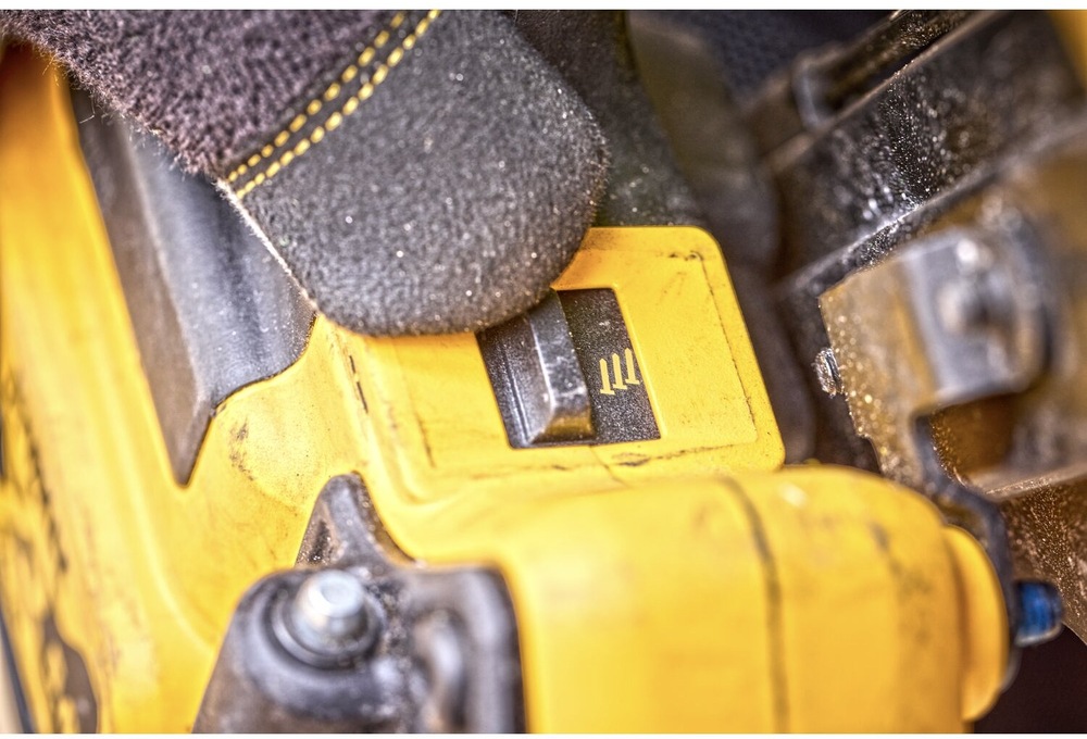 Hřebíkovačka Dewalt DCN930P2-QW (s baterií) Hřebíkovačka Dewalt DCN930P2-QW (s baterií)