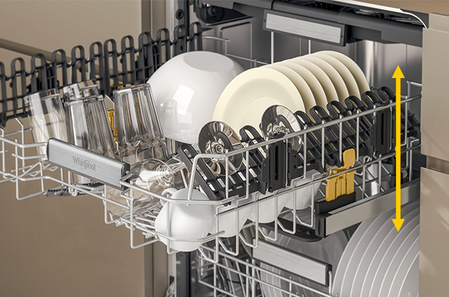 Myčka nádobí 45 Whirlpool WH6IA10BS7L0, vestavná, přenastavitelná výška horního koše umožňuje zvětšit prostor, v myčce jsou umístěné talíře, hrnky, sklenice