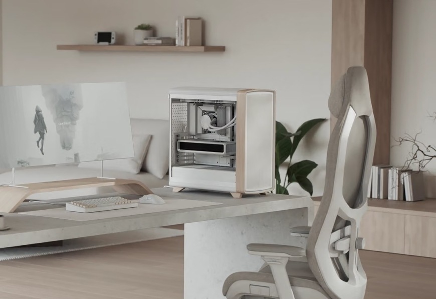 Case FRACTAL DESIGN Summit Chalk White TG Clear Tint bílá FRACTAL DESIGN Summit Chalk White TG Clear Tint umístěná na pracovním stole ve světlém moderním interiéru