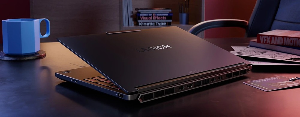 Elegantní zadní část notebooku Lenovo Legion 5a na pracovním stole s viditelnými porty a ventilačními otvory