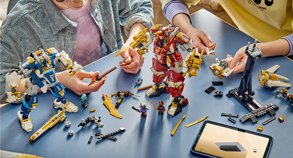 Stavebnice LEGO® NINJAGO® 71870 Dvojice titánských robotů Stavění 1 707 dílků, úpravy robotů a digitální návody potěší fanoušky propracovaných nindžovských strojů.