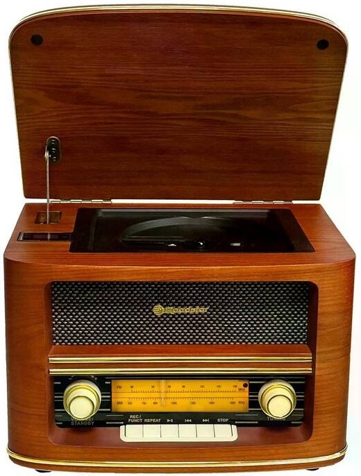 Radiopřijímač s CD Roadstar HRA-1500UEMP hnědý Detailní pohled na otevřený horní CD přehrávač s vloženým kompaktním diskem a malým displejem.