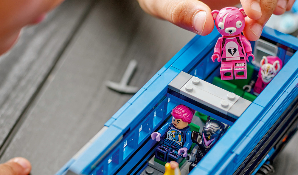 Po registraci stavebnice můžete získat startovací balíček LEGO Fortnite Operation Brite a rozšířit svět o další modely.