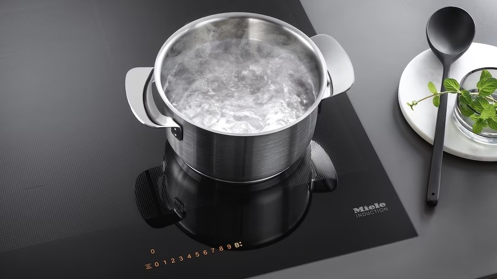 Indukční varná deska Miele KM 7867-1 FL černá Indukční varná deska Miele KM 7867-1 FL černá