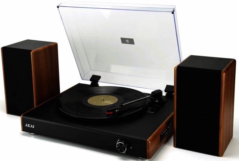 Gramofon AKAI ATT-240SP černý/hnědý gramofon AKAI ATT-240SP s vinylovou deskou a oddělenými reproduktory při bočním pohledu