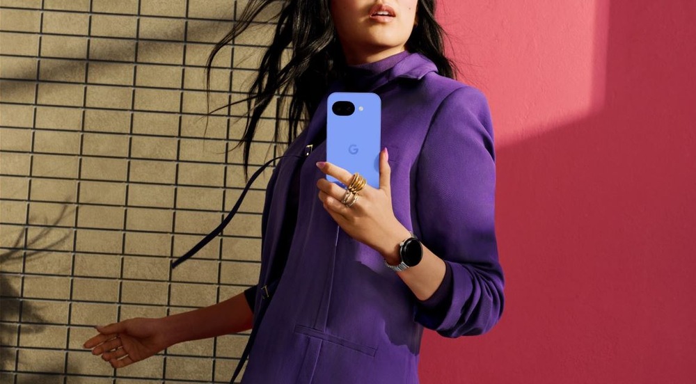 žena drží smartphone Google Pixel 10a