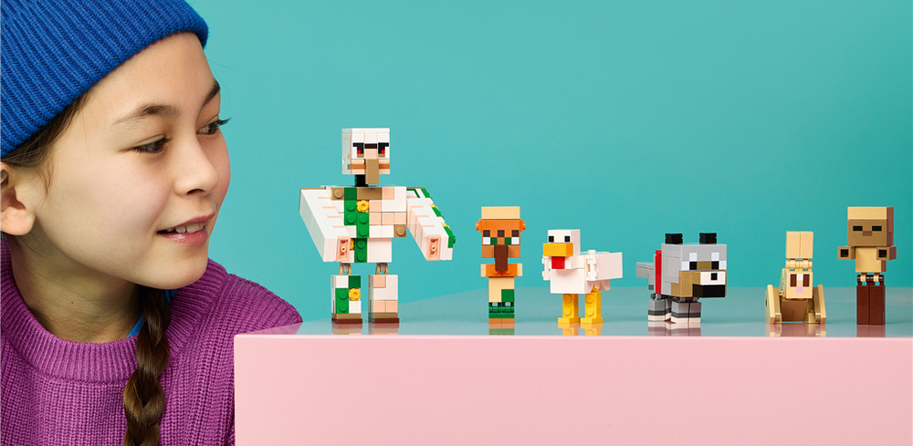 Stavebnice LEGO® Minecraft® 21592 Kuřecí žokej a útok v poušti Funkce inspirované Minecraftem oživují kuřecího žokeje, vlčí mládě i pohyblivé paže železného golema.