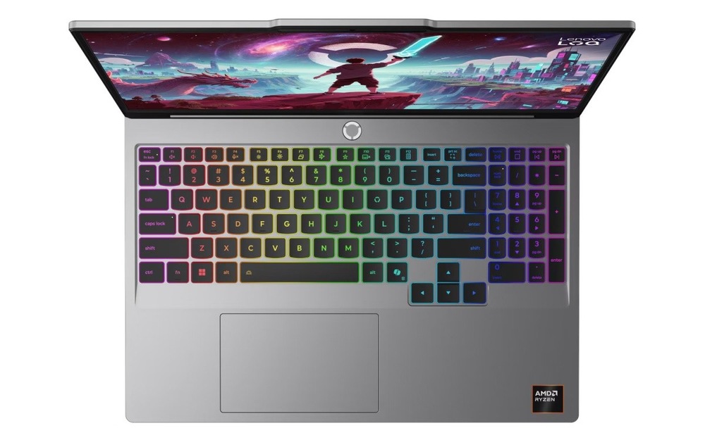 Pohled shora na RGB klávesnici notebooku Lenovo LOQ 15AHP11
