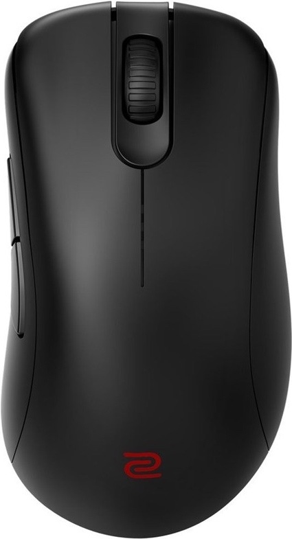 Na obrázku je bezdrátová herní myš ZOWIE by BenQ EC3-DW v černém provedení. Je zachycená shora, má jednoduchý ergonomický tvar pro pravou ruku a matný černý povrch bez výrazných ozdob. Uprostřed je rolovací kolečko, po levé straně jsou částečně vidět dvě boční tlačítka. Ve spodní části myši je malé červené logo ZOWIE.