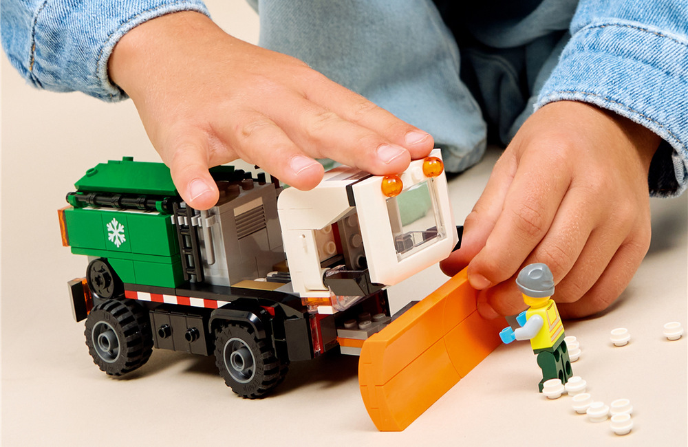 Stavebnice LEGO® City 60490 Sněžný pluh Pohyblivý přední pluh lze zvedat, spouštět a naklánět, zatímco široké pneumatiky dodávají modelu robustní vzhled.