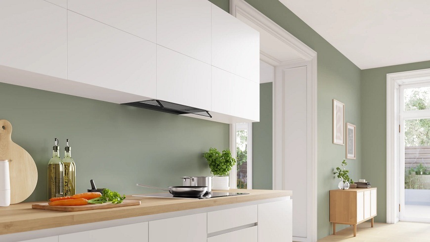 Moderní bílá kuchyně s integrovaným odsavačem par Bosch DBB65CC60