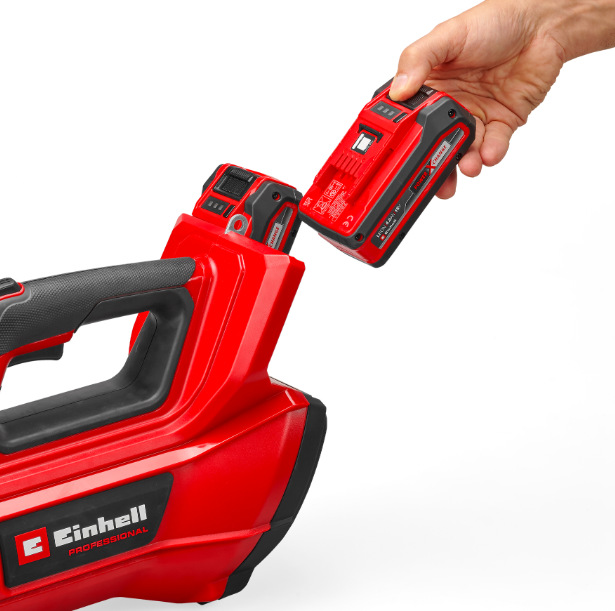 Ruka zasouvá akumulátor Power X-Change do fukaru Einhell Professional GP-LB 36/230 Li E BL-Solo