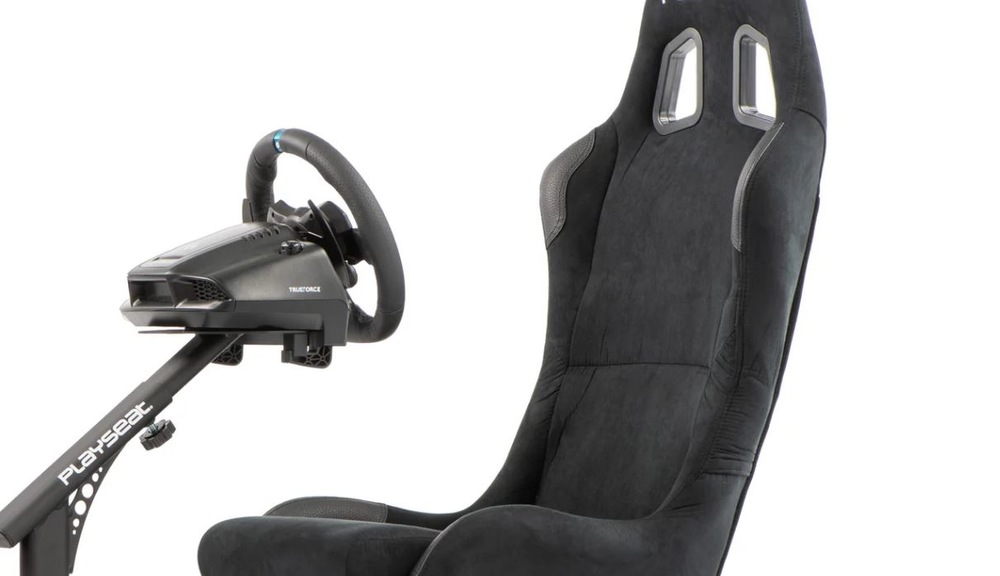 Závodní kokpit Playseat Evolution alcantara černý Elegantní závodní kokpit s připojeným závodním volantem pro pohlcující zážitek z hraní závodních simulátorů.