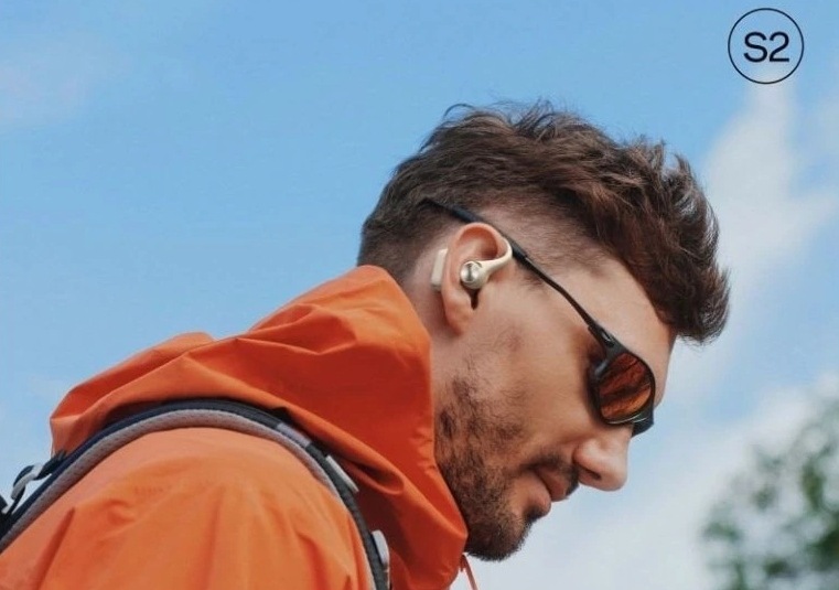 Sluchátka OneOdio OpenRock S2 – Sportovní otevřená bezdrátová, Bluetooth černá Muž pohybující se v přírodě se sluchátky OpenRock S2