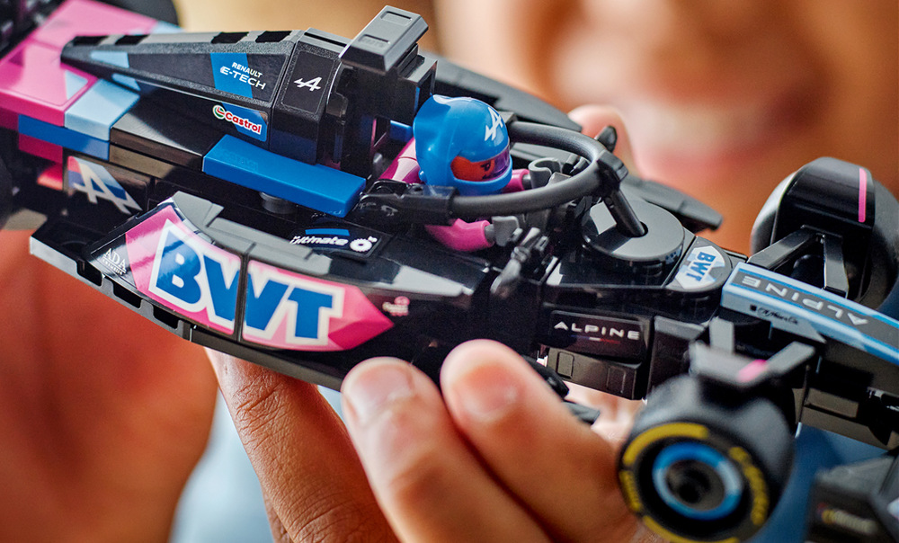 Stavebnice LEGO® Speed Champions 77248 Závodní auto BWT Alpine F1® Team A524 Minifigurka LEGO pilota v outfitu Alpine je připravená usednout do kokpitu a vyrazit na závodní trať.
