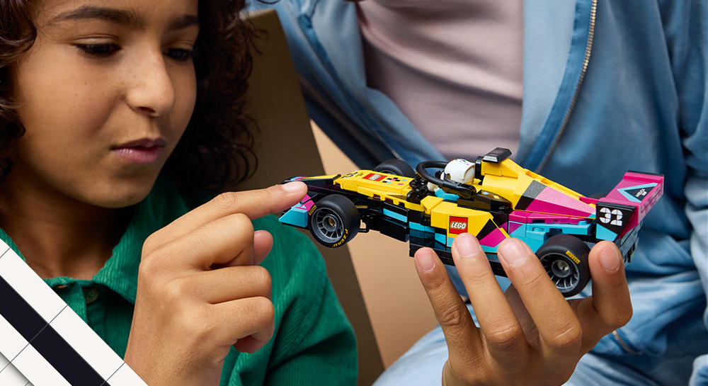 Stavebnice LEGO® Speed Champions 77258 Závodní auto F1 ACADEMY™ Nastavitelné zadní křídlo, kokpit, motor a obrazovka dodávají modelu věrnější podobu skutečného supersportu.