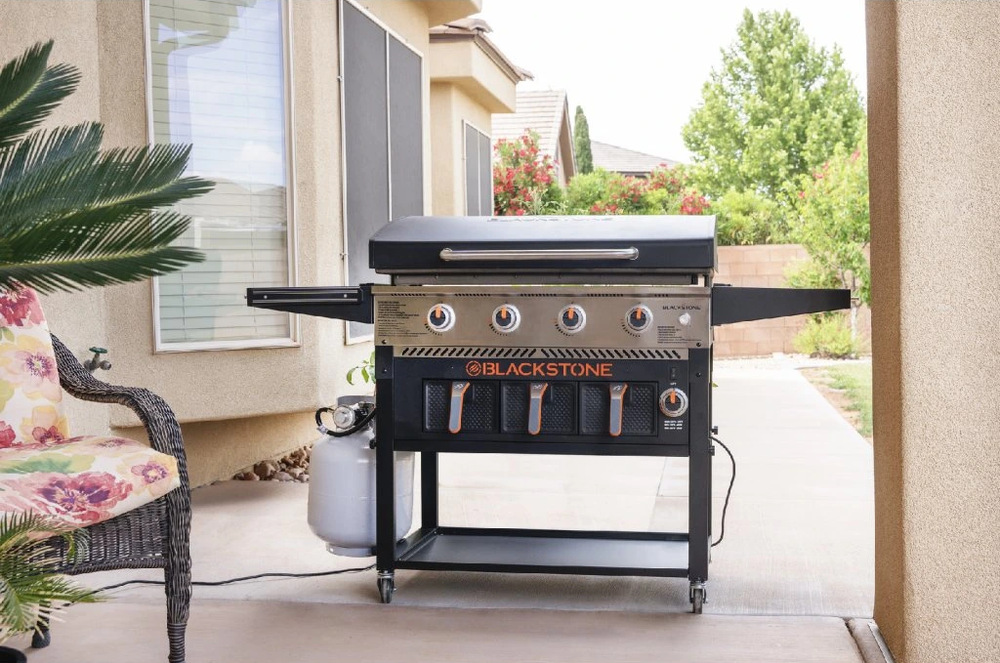 Blackstone 36" griddle na venkovní terase u rodinného domu s připojenou propanovou lahví.