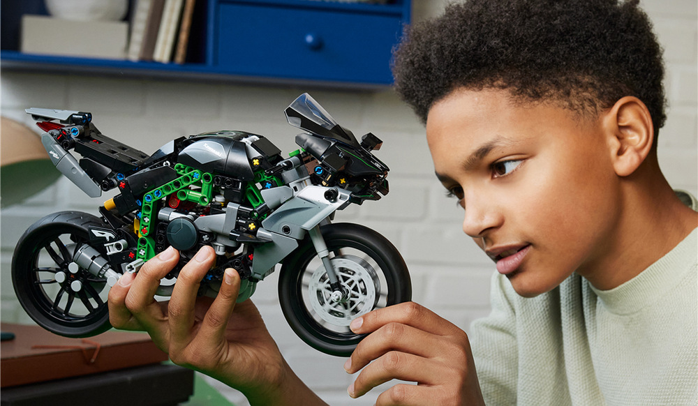 Pohyblivý motor se čtyřmi písty, kompresor a převodovka dětem přiblíží fungování skutečných mechanismů.