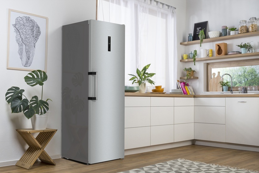 Chladnička Gorenje Advanced R619EAXL6 nerez Chladnička Gorenje R619EAXL6 je umístěna vedle kuchyňské linky. Domácnost působí moderním a prozářeným dojmem.