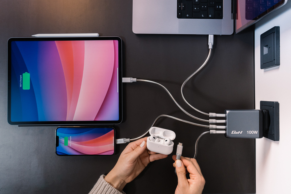 Cestovní adaptér Verbatim GNC-100 GaN 100W, 3x USB-C PD 100/65W, 1x USB-A QC 3.0 stříbrný