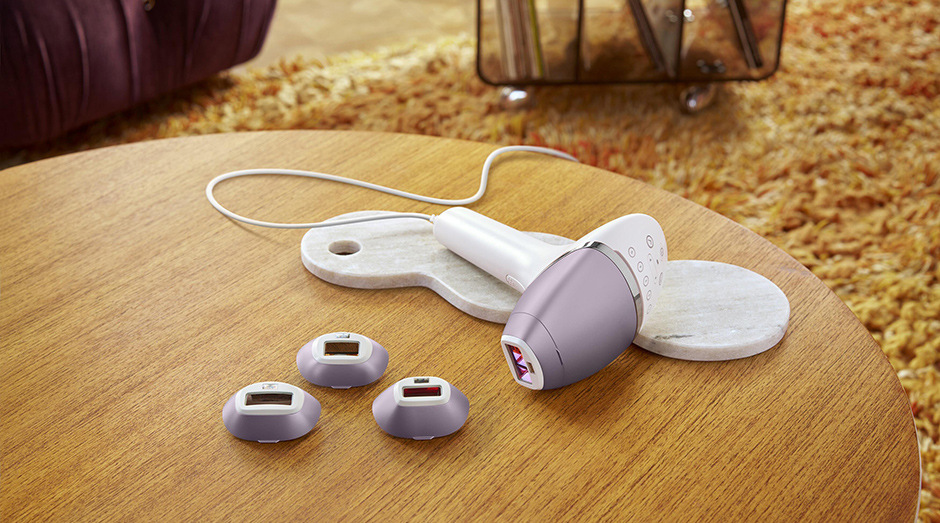 Philips BRI949/00 Lumea IPL 8000 leží na stolečku v obývacím pokoji.