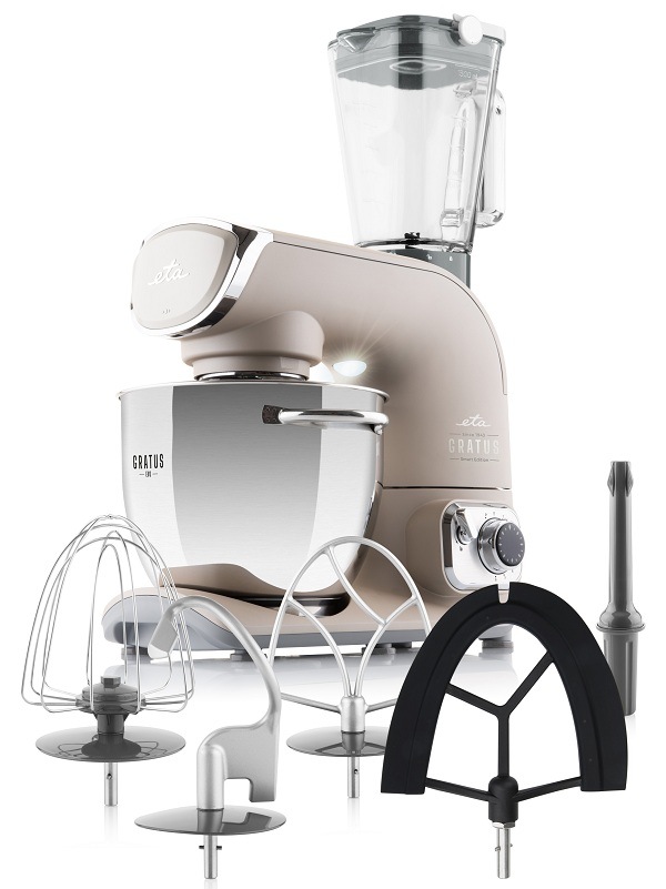 Kuchyňský robot ETA Gratus Evo Smart II v trendy taupe barvě s nasazeným mixérem a příslušenstvím: šlehací metla, flexi metla, hnětací metla a mísící metla